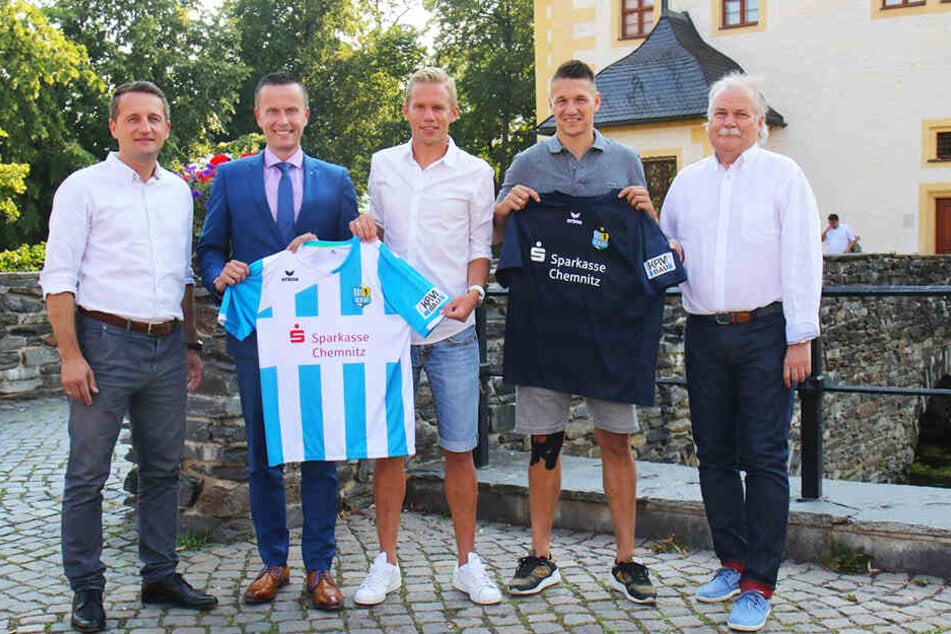 v.l.n.r. Thomas Sobotzik, Dr. Michael Kreuzkamp (Vorstandsvorsitzender Sparkasse Chemnitz), Dennis Grote, Daniel Frahn, Gunther Kermer (Geschäftsführer KPM Bau GmbH) bei der Vorstellung als Brustsponsor.