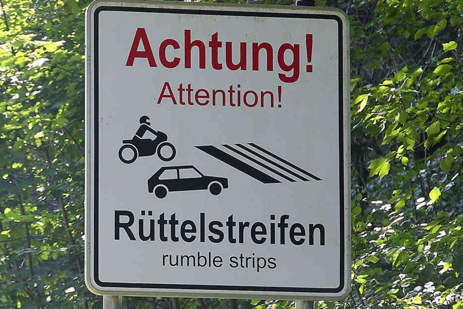 Die 2012 gelegten Rüttelstreifen bewirken nichts gegen die Lärmbelästigung rasender Motorradfahrer, klagen Anwohner aus Hohnstein und Rathewalde.