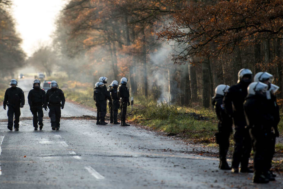 Die Polizisten durchkämmten das Waldstück am Waldecker Berg. (Symbolbild)