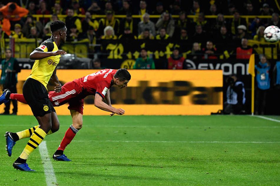 Robert Lewandowski (r.) köpft völlig unbedrängt von BVB-Verteidiger Dan-Axel Zagadou (l.) zur 1:0-Führung für die Bayern ein.