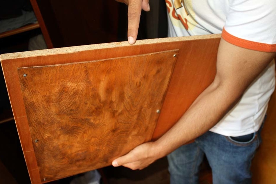 An einem Einlegeboden war ein weiteres Brett angeschraubt. Im Zwischenraum versteckte sich ein Kuvert mit drei Sparbüchern und 50.000 Euro in bar.