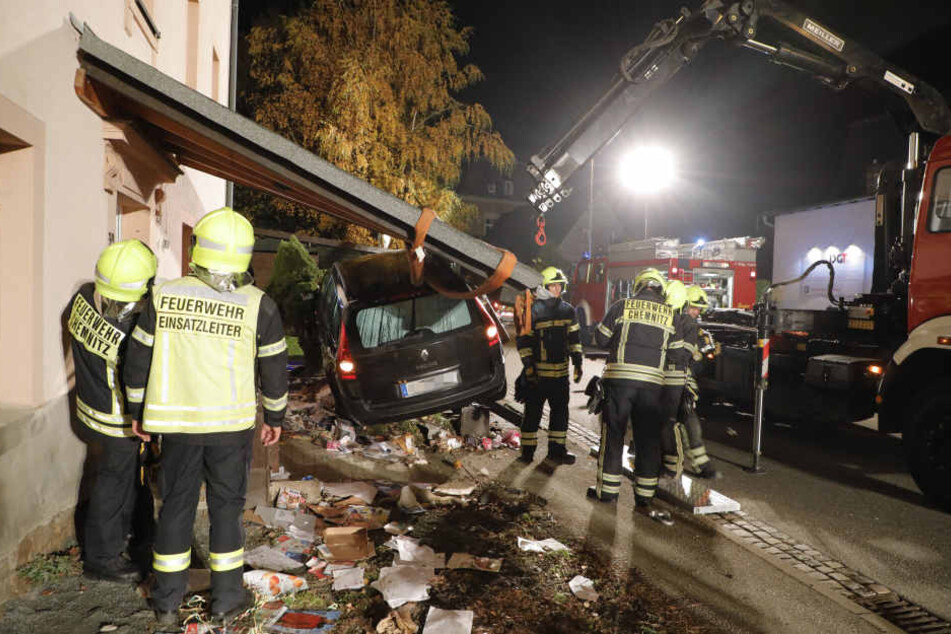 Die Feuerwehr musste das Vordach mit einem Kran abmontieren.