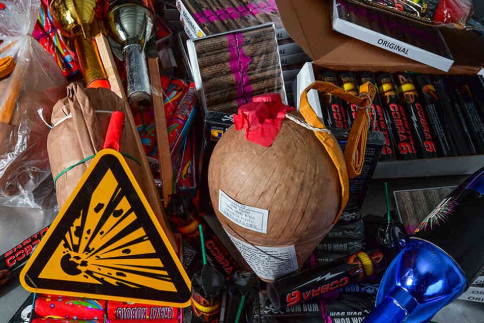 Gerade zur Weihnachtszeit zieht der Zoll auf der Autobahn zwischen Berlin und Polen viel illegale Pyrotechnik aus dem Verkehr. (Symbolbild)