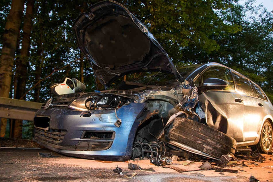 Der VW wurde bei dem Unfall komplett demoliert.