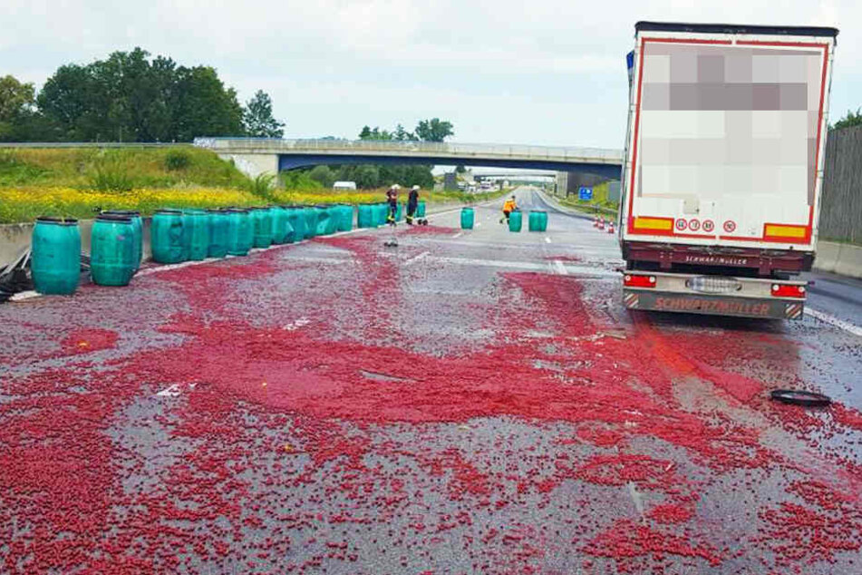 Rund 30 Fässer mit frischen Kirschen durchbrachen die Lkw-Plane und stürzten auf die Autobahn.