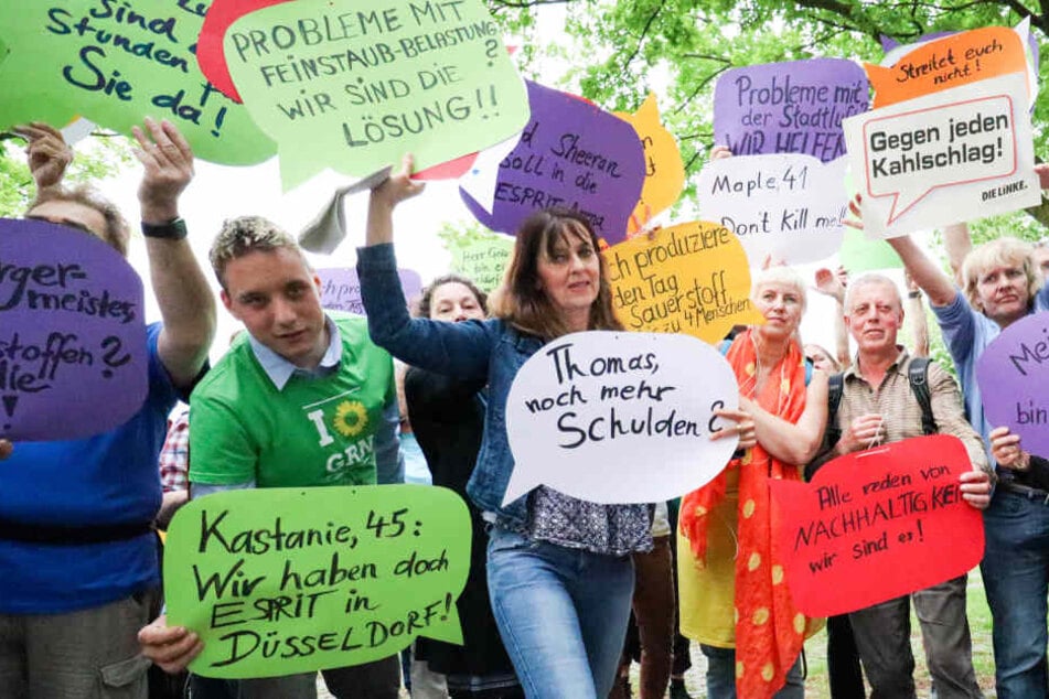 Mit Plakaten protestierten die wenigen Teilnehmer gegen die geplanten Baumfällungen.