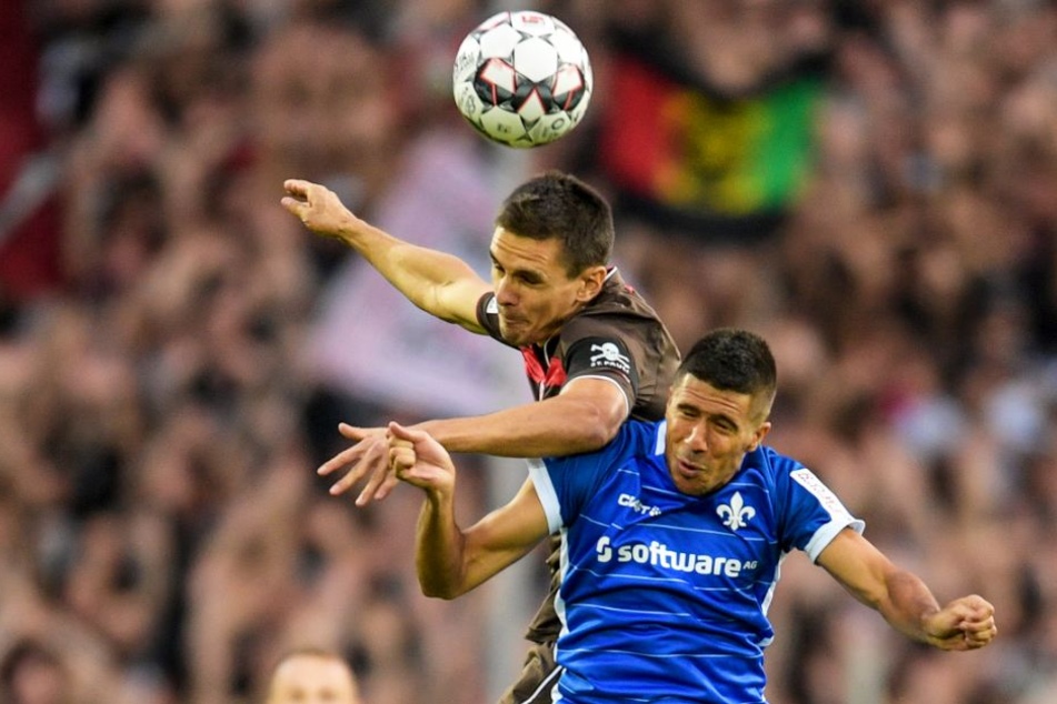 Kiezkicker Johannes Flum (links) und Darmstadts Slobodan Medojevic im Kopfballduell.