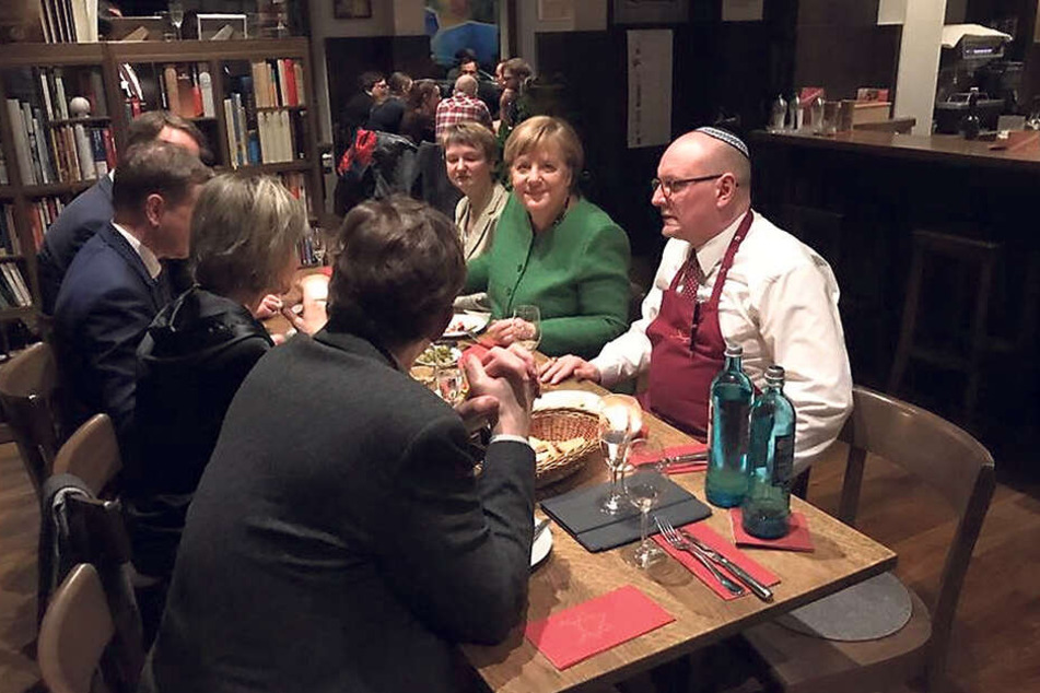 Am Tisch mit der Kanzlerin: Ganz zwanglos saßen Gaststätteninhaber Uwe Dziuballa (53), Oberbürgermeisterin Barbara Ludwig (57) und Ministerpräsident Michael Kretschmer (43) mit Angela Merkel (64) zusammen.