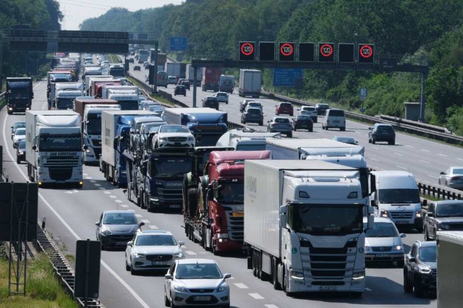 Auf der A2 mussten die Autofahrer viel Geduld mitbringen. (Symbolbild)