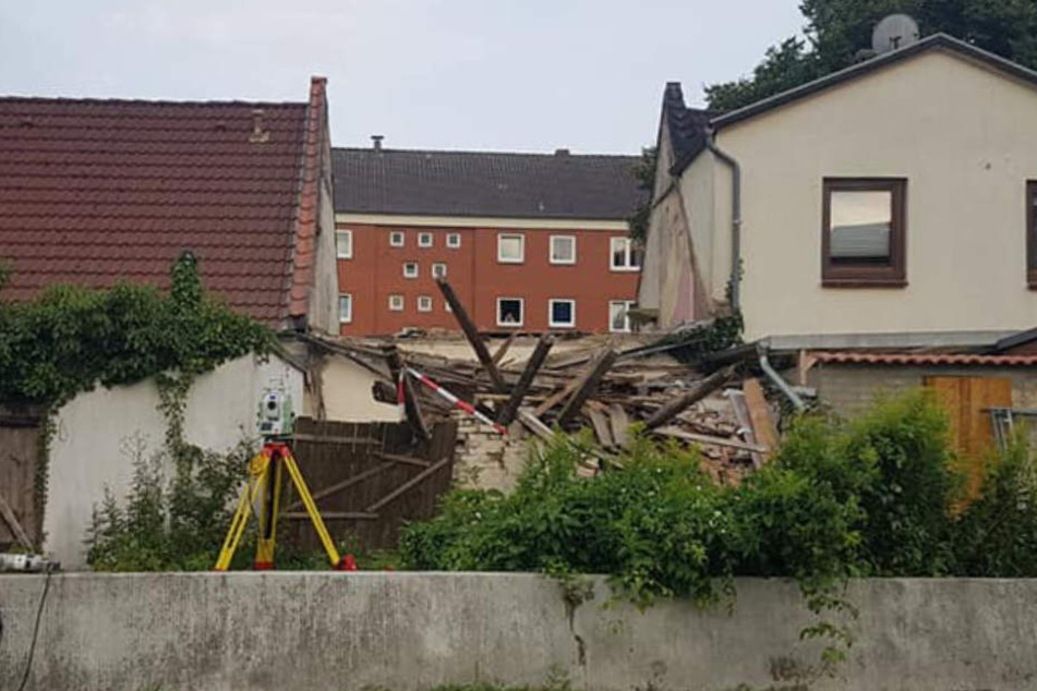Das Haus in der Mitte wurde abgerissen - eine Gefährdung für die Nachbarn.