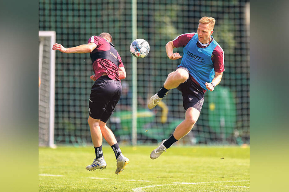 Fast schon artistisch: Marco Hartmann springt in den Kopfball von Jannik Müller.