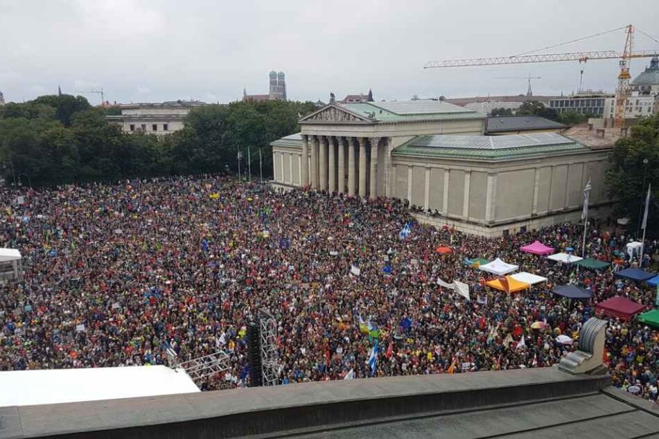 Tausende Demonstranten auf dem Königsplatz in München.