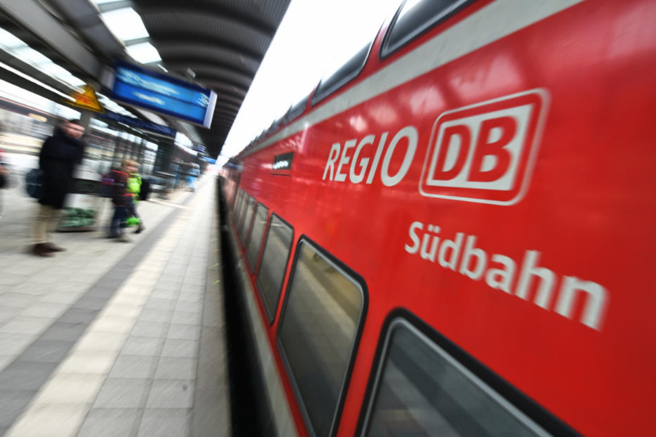 Bahnreisende müssen noch für Tage mit Einschränkungen und Ausfällen rechnen. (Symbolbild)