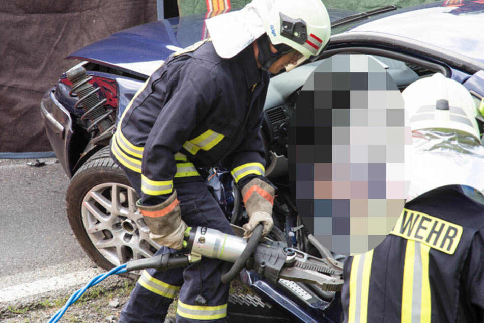 Der Fahrer des VW musste mit schwerem Gerät aus seinem Wagen befreit werden.