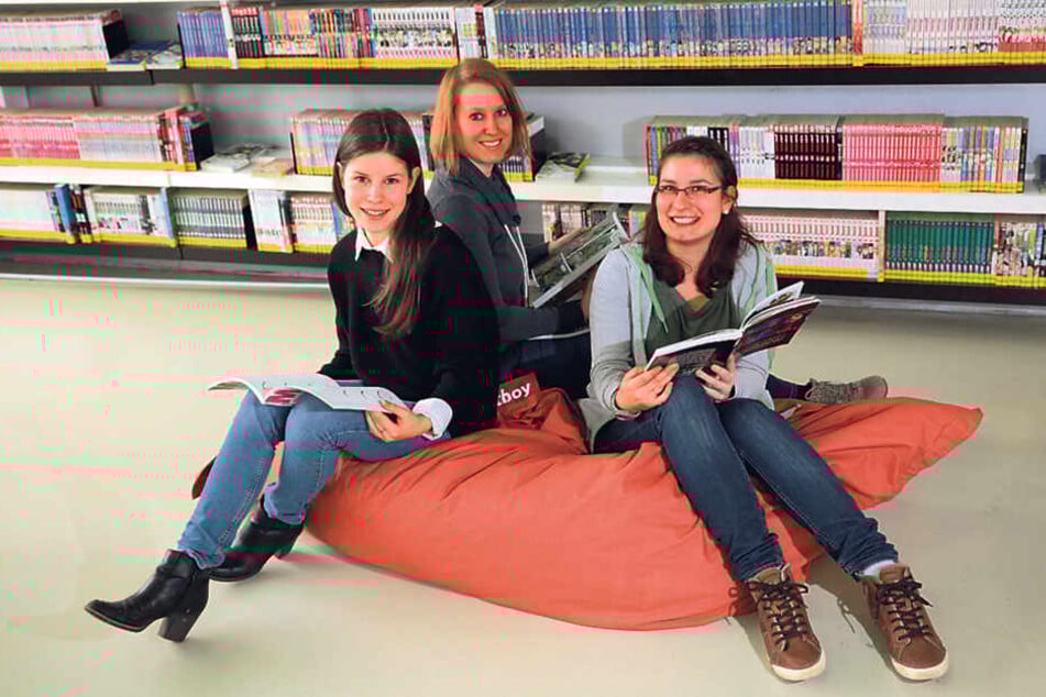 Annabelle Richter (19), Sandra Ulrich (31), und Esther Grellmann (22, v. l.)
arbeiten in der Jugendbibliothek. Das Haus zieht auch in den Kulti um.