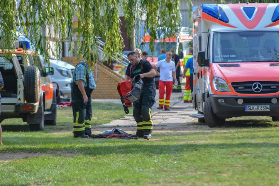 Retter unweit der Einsatzstelle am Ufer der Saale in Bernburg. Leider konnten sie den vermissten 28-Jährigen nur tot aus dem Fluss bergen.