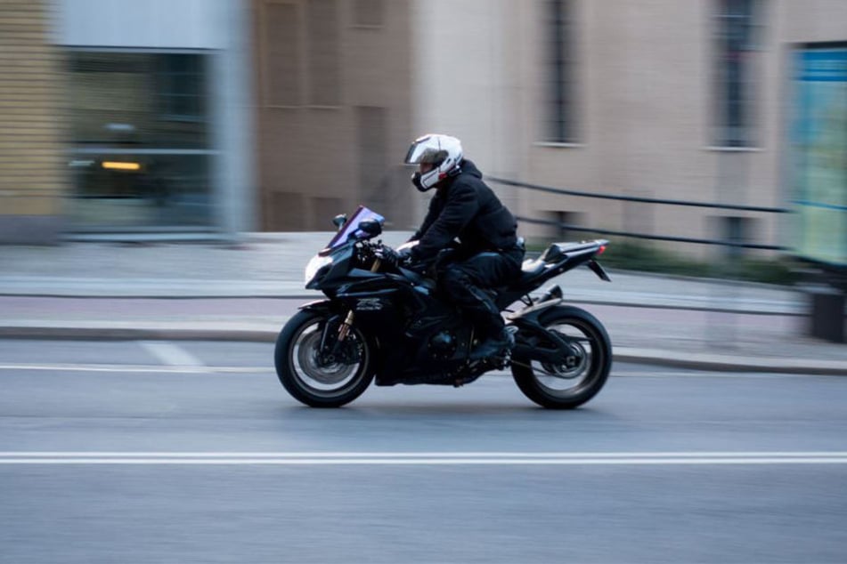 In Bayern ist ein Motorradfahrer mit 221 km/h geblitzt worden. (Symbolbild)