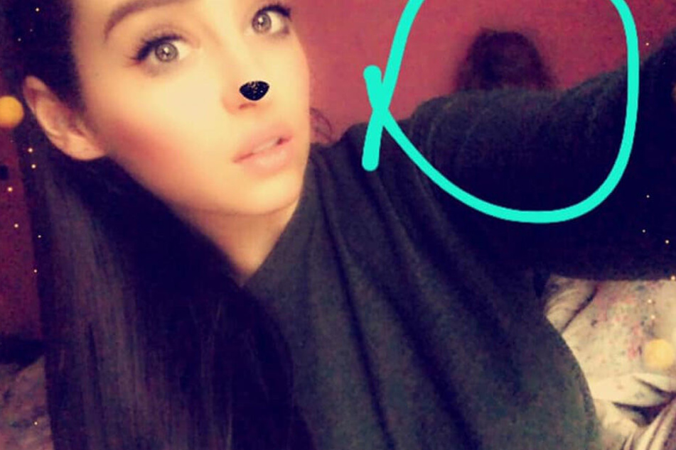 Was versteckt sich dort hinter dem Arm der jungen Frau?