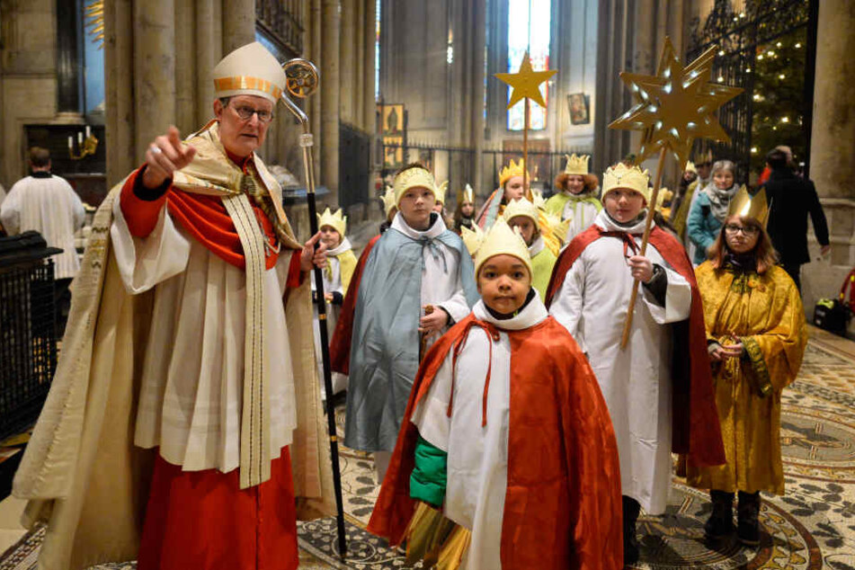 Rainer Maria Wölki (M), Erzbischof von Köln, segnet während eines Gottesdienst vor der Aussendung der Sternsinger ins Erzbistum die vielen kleinen Helfern.