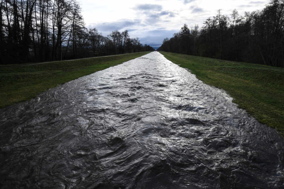 In mehreren Orten in Thüringen erreichen die Flüsse neue Höhen. (Symbolbild)