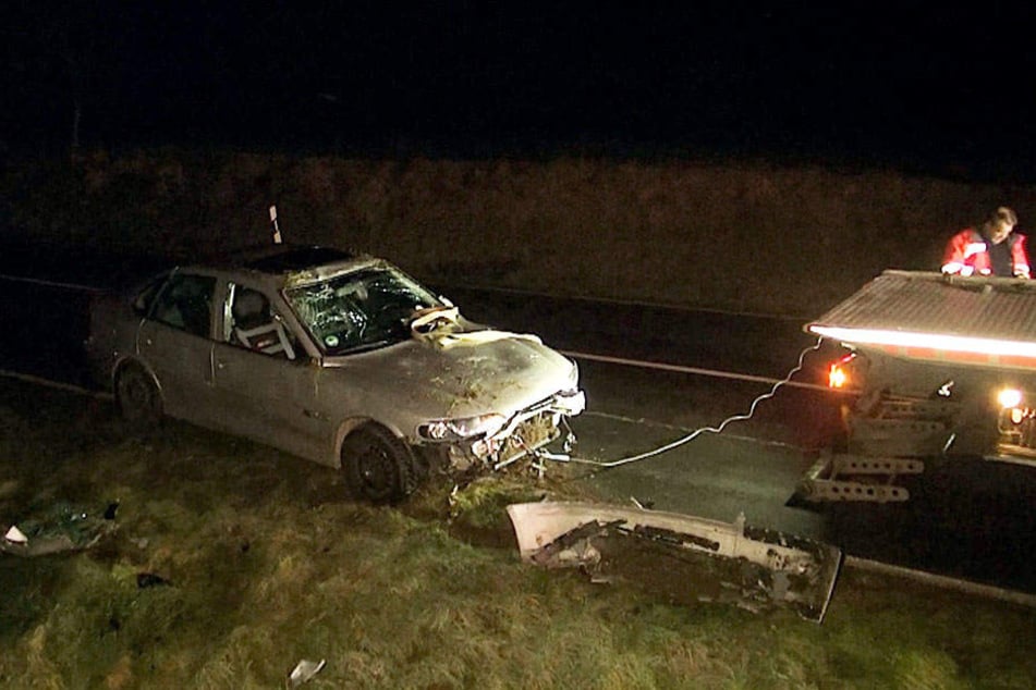 Kurz nach dem ersten Unfall geriet auch ein weiteres Fahrzeuge auf dem Glatteis ins Schleudern.