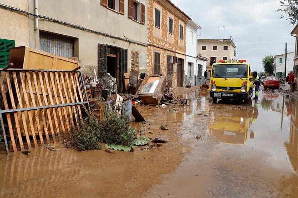 In Sant Llorenc des Cardassar liegen Trümmer nach einem schweren Unwetter an einem Haus.