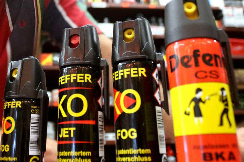 Mit diesen oder ähnlichen Reizgasflaschen hat der Wirt mehrere Menschen in seinem Restaurant bedroht und verletzt.