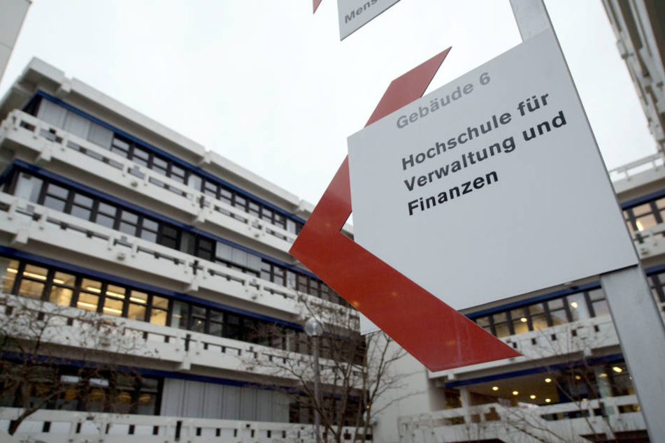 Ein Schild weist auf die Hochschule für öffentliche Verwaltung und Finanzen Ludwigsburg hin. Hier sollen Professoren fragwürdige Zulagen erhalten haben.
