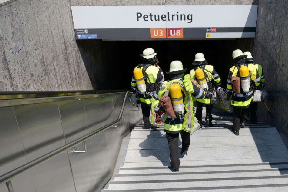 Die Feuerwehr rückte in den abgesperrten Bahnhof Petuelring ein.