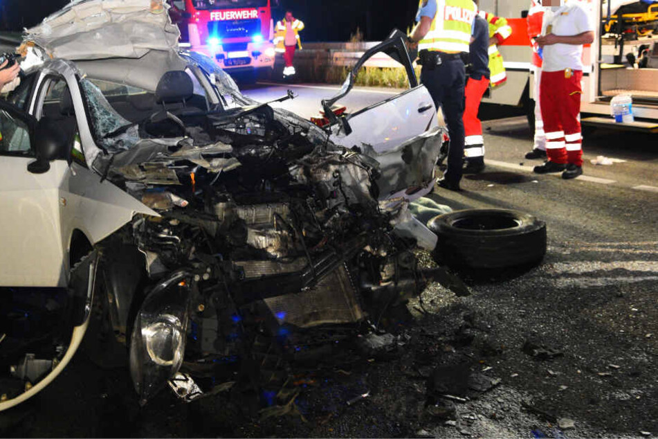Das Auto prallte mit hoher Geschwindigkeit gegen den Transporter.