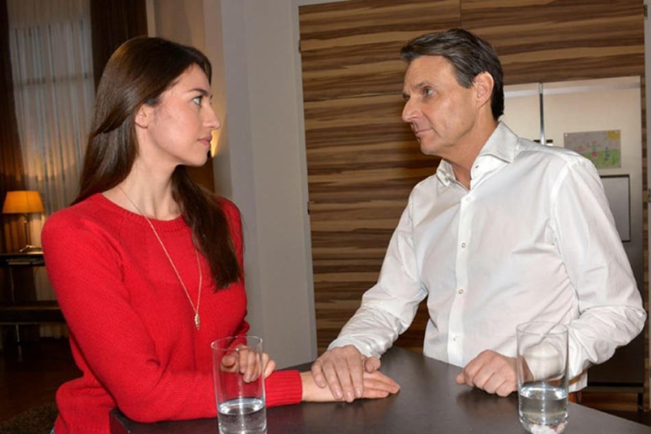 Da knistert es gewaltig: Gerner und Elena kommen sich immer näher.