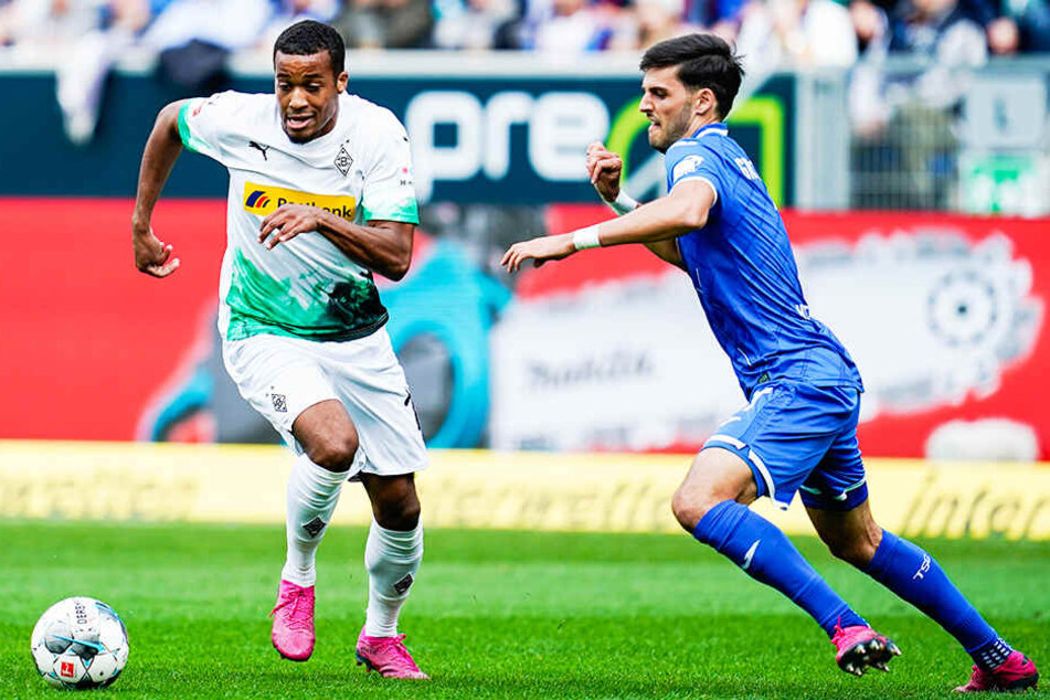 Alassane Plea (l.) wurde zuletzt wieder für die französische Nationalmannschaft nominiert, kam aber nicht zum Einsatz. In der Bundesliga hat er eine starke Quote: Sieben Spiele, vier Tore, vier Vorlagen!