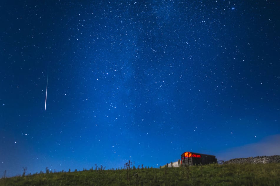 In der Nacht zum Samstag kann man Dutzende Sternschnuppen am Himmel sehen.