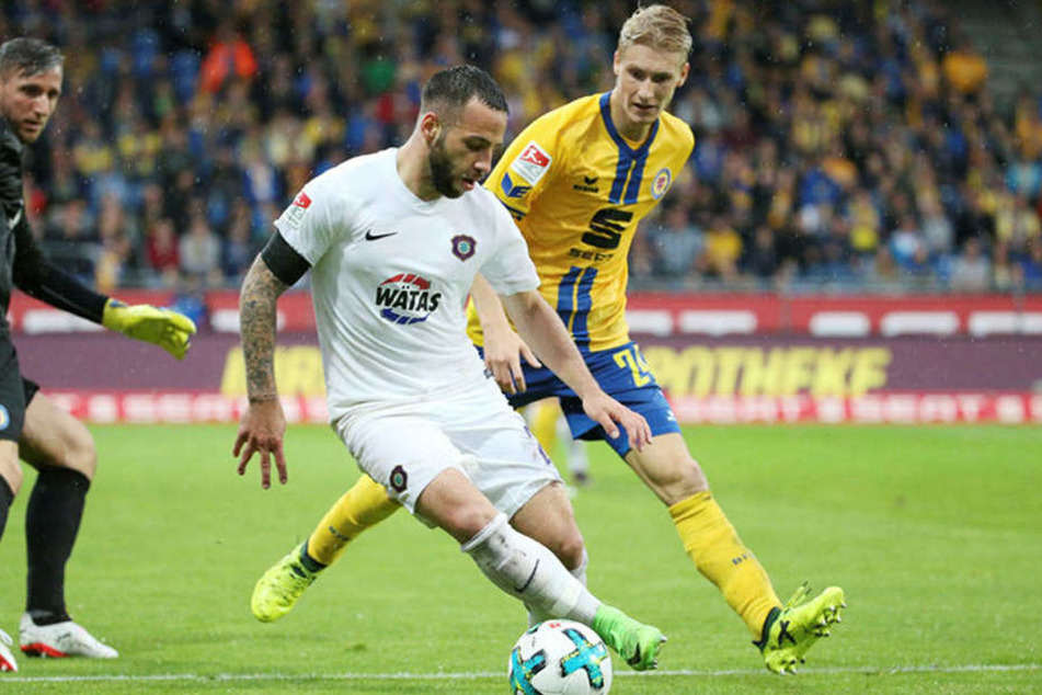 Aues Calogero Rizzuto (v.) gegen Braunschweigs Maximilian Sauer. Die Eintracht ist einer von sechs Zweitligisten, der seine Profis ausgegliedert hat.