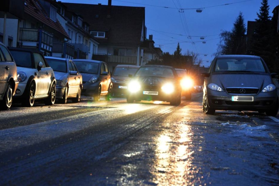 Glatte Straßen am Morgen - kein guter Start in den Arbeitstag. Umso wichtiger: vorsichtig fahren. (Symbolbild)