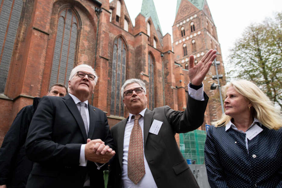 Bundespräsident Steinmeier (links) hat sich zusammen vor seiner Rede mit Hans Wißkirchen, leitender Direktor der Lübecker Museen, und Kathrin Weiher, Kultursenatorin der Hansestadt Lübeck, Lübeck angesehen.