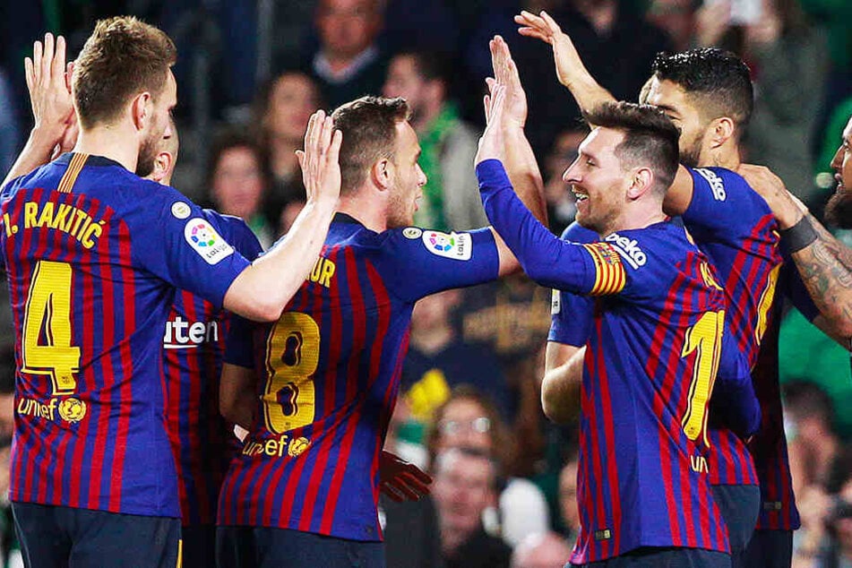 Nicht nur die Mitspieler verneigten sich vor Lionel Messi (vorne-rechts), auch die gegnerischen Fans applaudierten ihm.