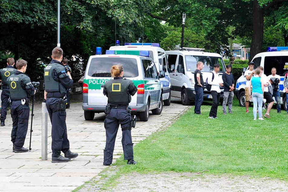 Bisher fanden die Razzien in unregelmäßigen Abständen im Stadthallenpark und anderen Bereichen der Innenstadt statt.