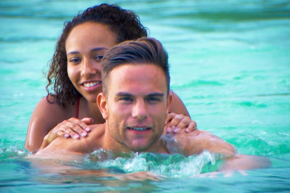 Linda und Sebastian auf Tuchfühlung im karibischen Meer (Foto: TVNOW).