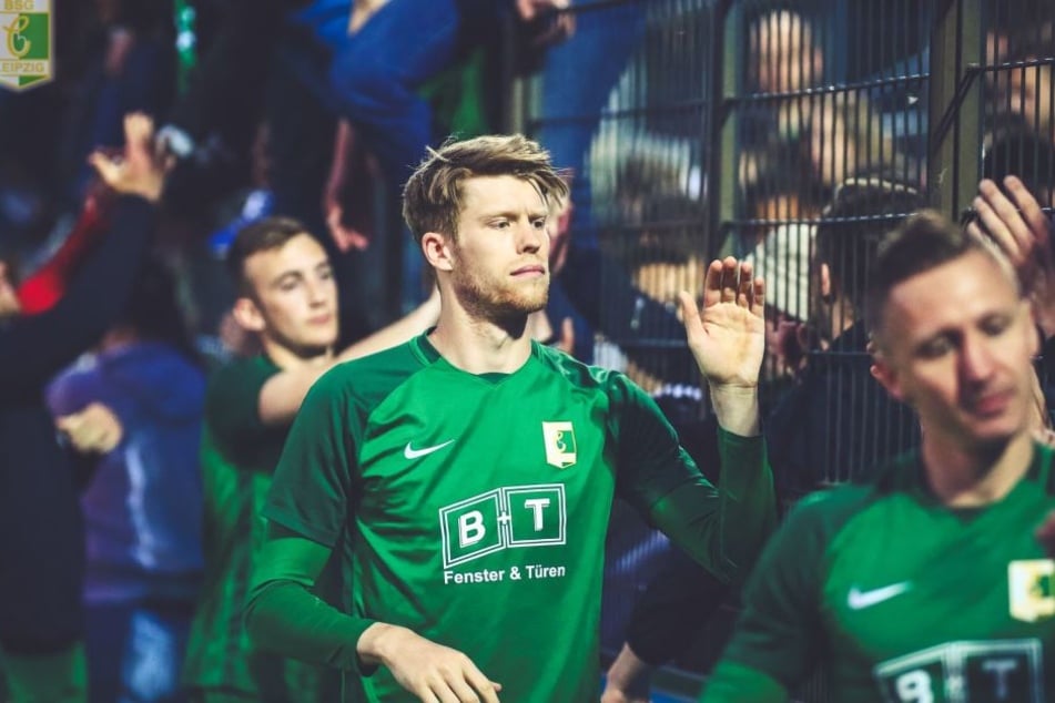 Alexander Bury klatscht nach der 0:5-Klatsche Anfang Mai bei Hertha II mit den mitgereisten Fans ab. Die Anhänger dürfen sich auf weitere Monate, vielleicht Jahre mit ihrem Hoffnungsträger freuen.