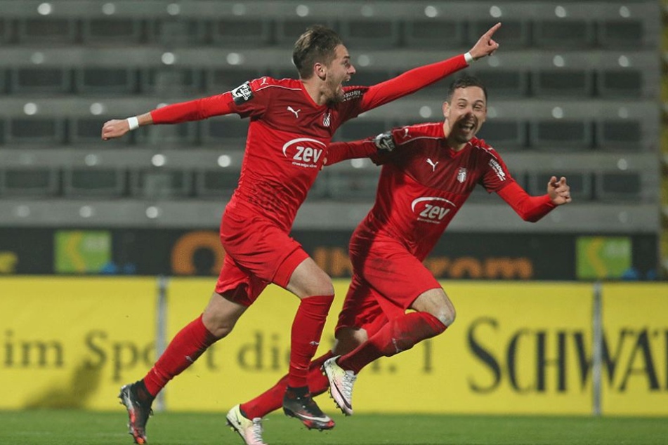 Jonas Nietfeld (li.) und Marcel Baer jubeln über den Siegtreffer.