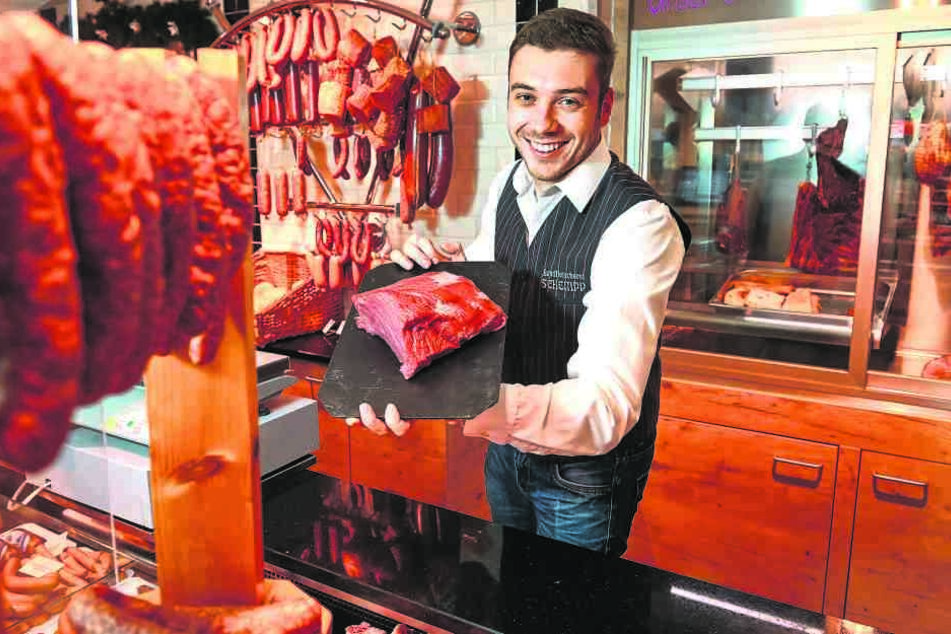 Fleischermeister Christoph Schempp (29) von der Landfleischerei Schempp in Tauscha zeigt ein großes Stück Rindfleisch, das sich bestens zum Braten als Festmahl eignet.