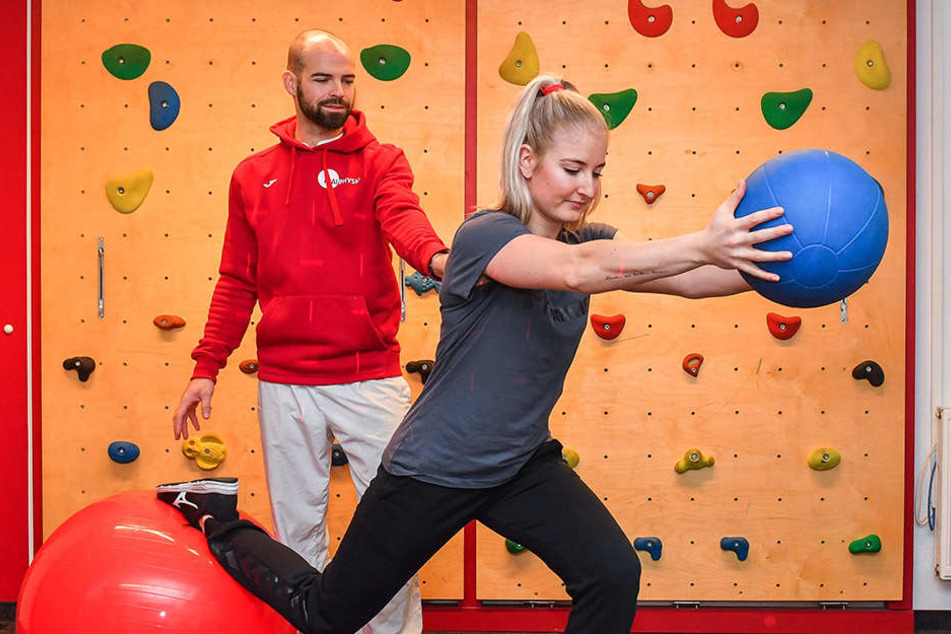 Angreiferin Marrit bei der Physio mit Christoph Hartmann.