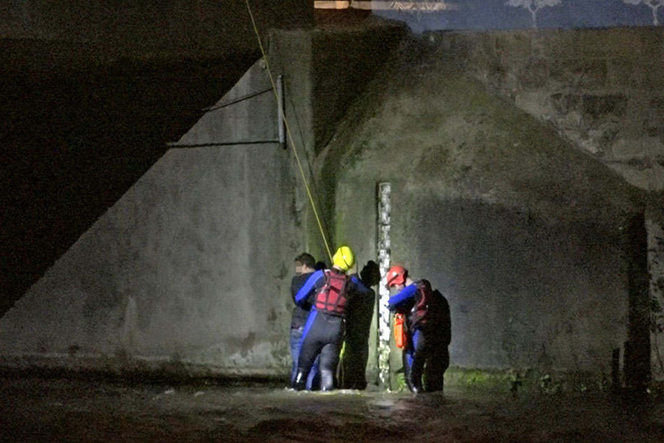 Rettungskräfte zogen den hilflosen Jugendlichen aus dem Fluss.