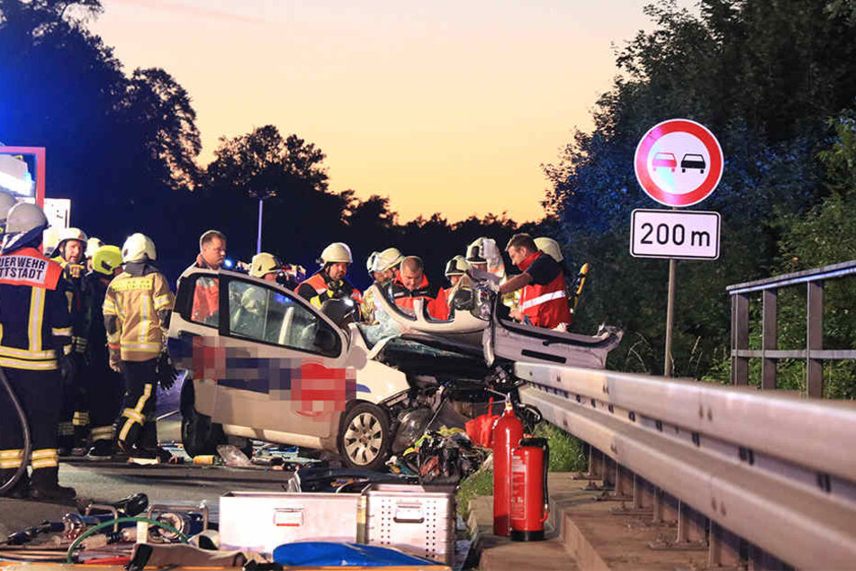 Der Fiat wurde durch die Wucht des Aufpralls so schwer verformt, dass die Frau aus dem Auto geschnitten werden musste.