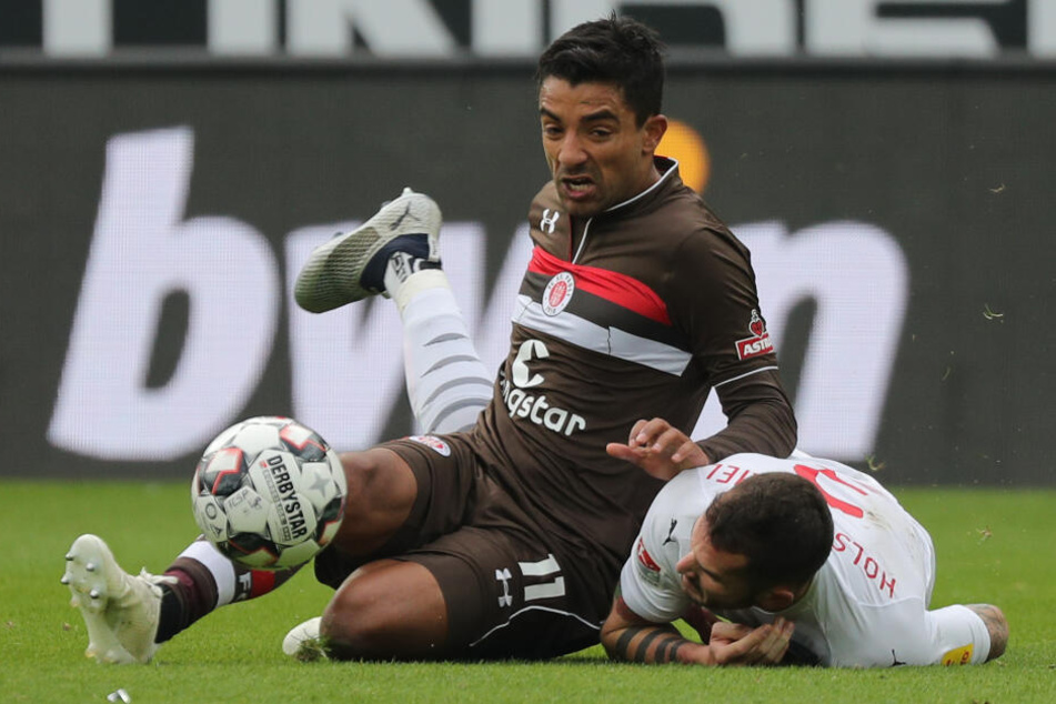 Sami Allagui wird in einem Zweikampf von seinem Gegenspieler zu Boden gerissen.
