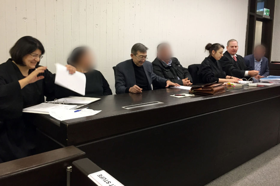 Die angeklagten Eltern (2.v.l. und 4.v.l.) und der angeklagte Onkel (rechts) vor Gericht in Stuttgart.