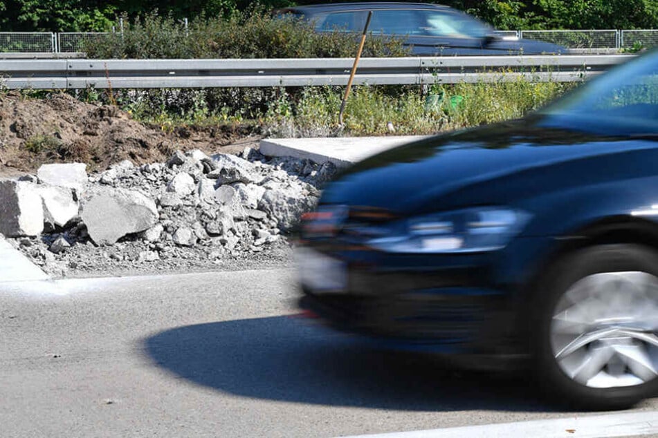 Der Jugendliche verlor die Kontrolle und beschädigte parkende Fahrzeuge und Poller. (Symbolbild)