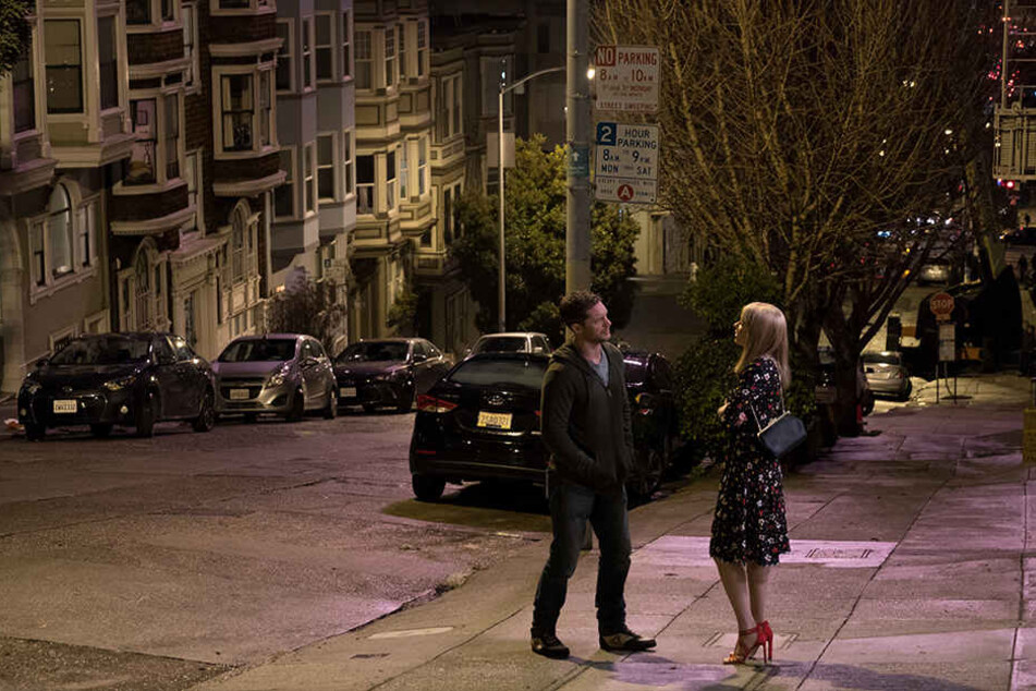 Eddie Brock (Tom Hardy) und seine große Liebe Anne Weying (Michelle Williams) in San Francisco im Gespräch.