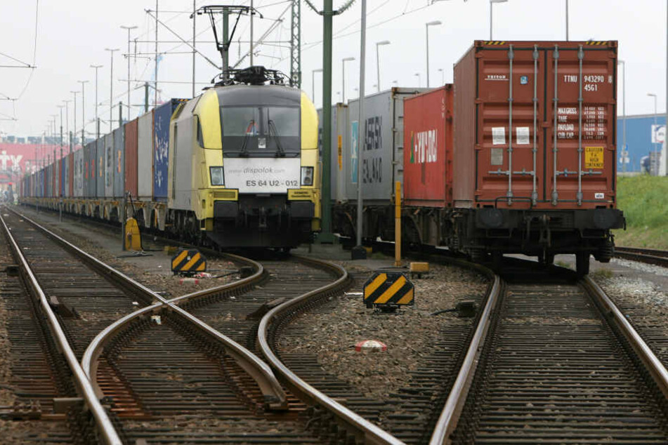 Aus solch oder so einem ähnlichen Container ist auf einem Rangierbahnhof eine womöglich gefährliche Chemikalie ausgetreten. (Symbolbild)